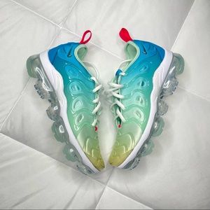 Women Air VaporMax Plus
Mint Foam/Metallic Silver
W 6 New